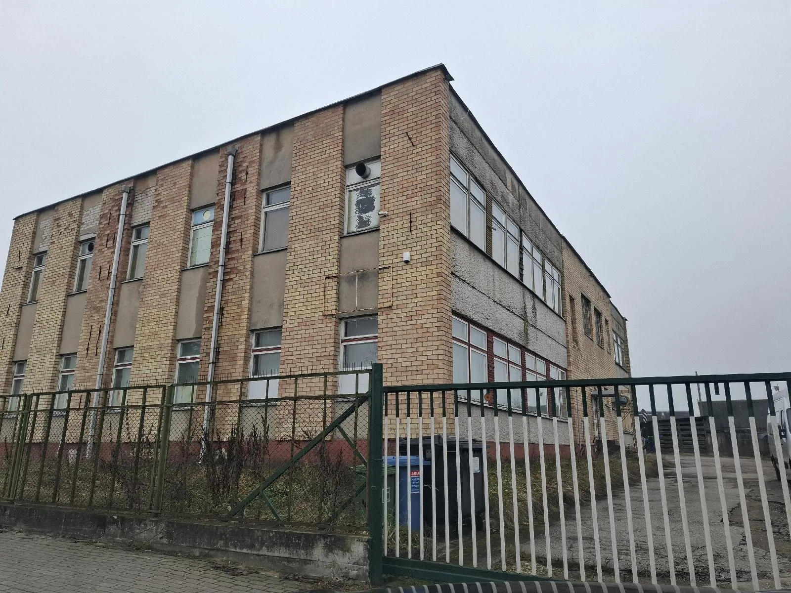 Parduodamos 1243,28 kv. m siuvimo cecho patalpos su įranga