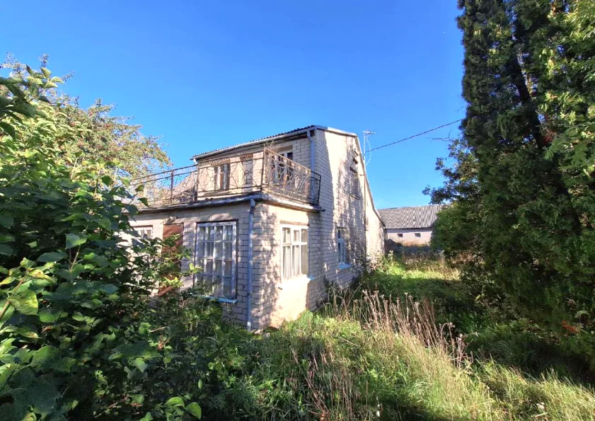 Gyvenamasis namas su ūkiniais pastatais ir 0,25 ha žemės sklypu Saločiuose