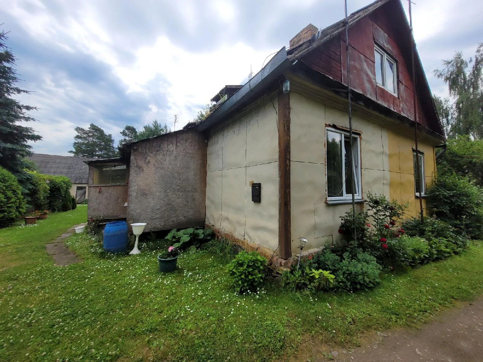 3 kambarių butas su bendro naudojimo patalpa ir dalimis ūkiniame pastate bei šulinio Vyčių k.