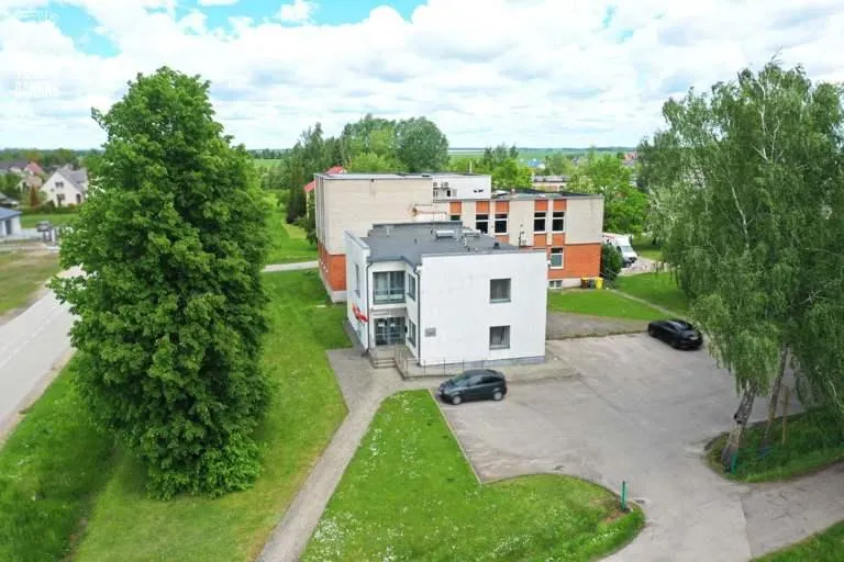 Parduodamas administracinis pastatas su žemės sklypo dalimi Pakruojyje, Taikos g. 46