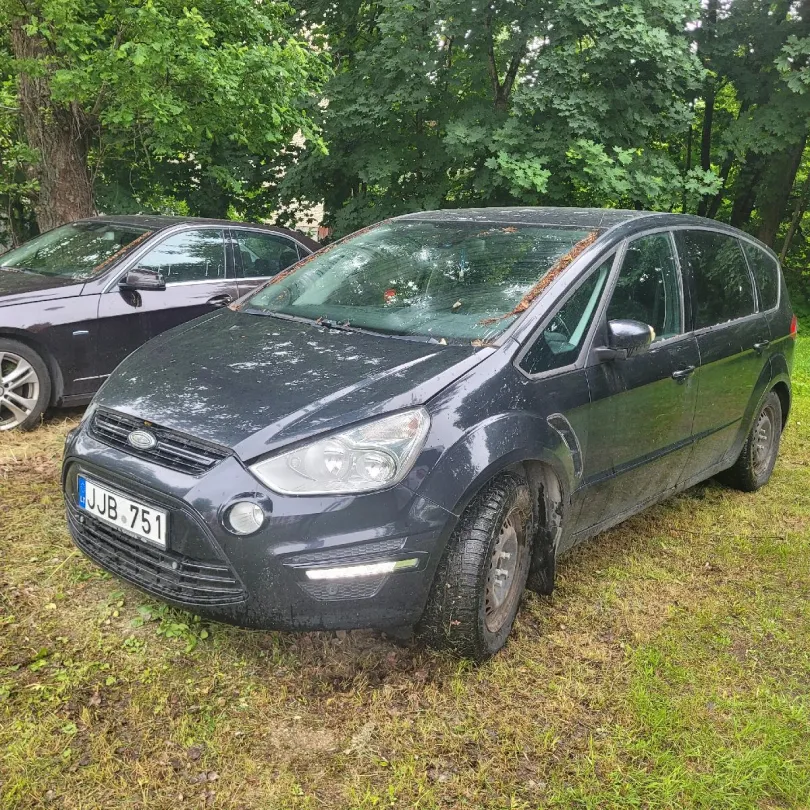 Parduodamas Ford S-Max automobilis su defektais
