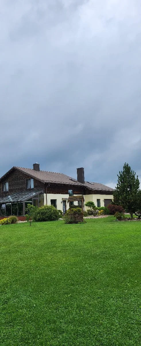 Gyvenamasis namas su 2,35 ha žemės sklypu ir nuotekų tinklais Bernotų k., Panevėžio r.