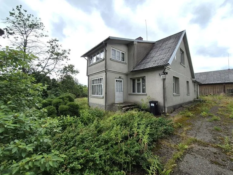 Gyvenamasis namas su ūkiniais pastatais ir 16,52 a sklypu Kuliuose, Beržų g. 20
