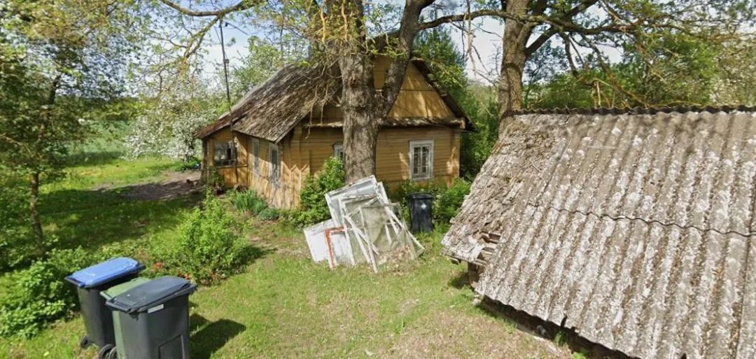 1/2 dalis gyvenamojo namo, žemės sklypo ir ūkinių pastatų Naujakiemio k.