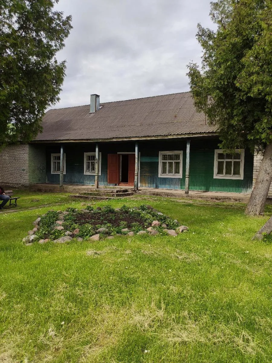 Parduodama 0,1441 ha žemės sklypo dalis su kontoros pastato dalimi Poškonių k.