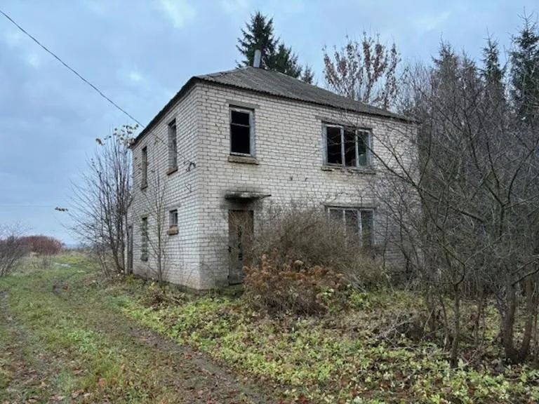 Parduodamas 2 kambarių butas su ūkinio pastato ir žemės sklypo dalimis Smilgių k., Aušros g.