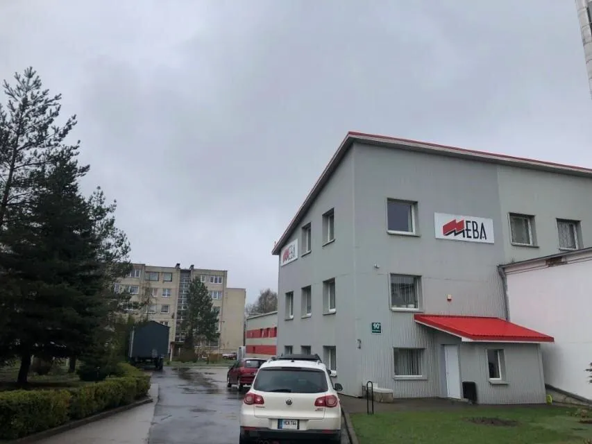Parduodamas gamybinis pastatas su komercinės paskirties žemės sklypu Šiauliuose, Radviliškio g. 90A