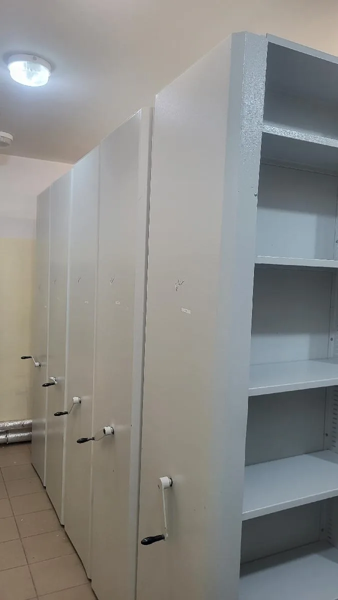 Parduodamas mobilus dvipusis stelažas, 6 vnt. komplektas