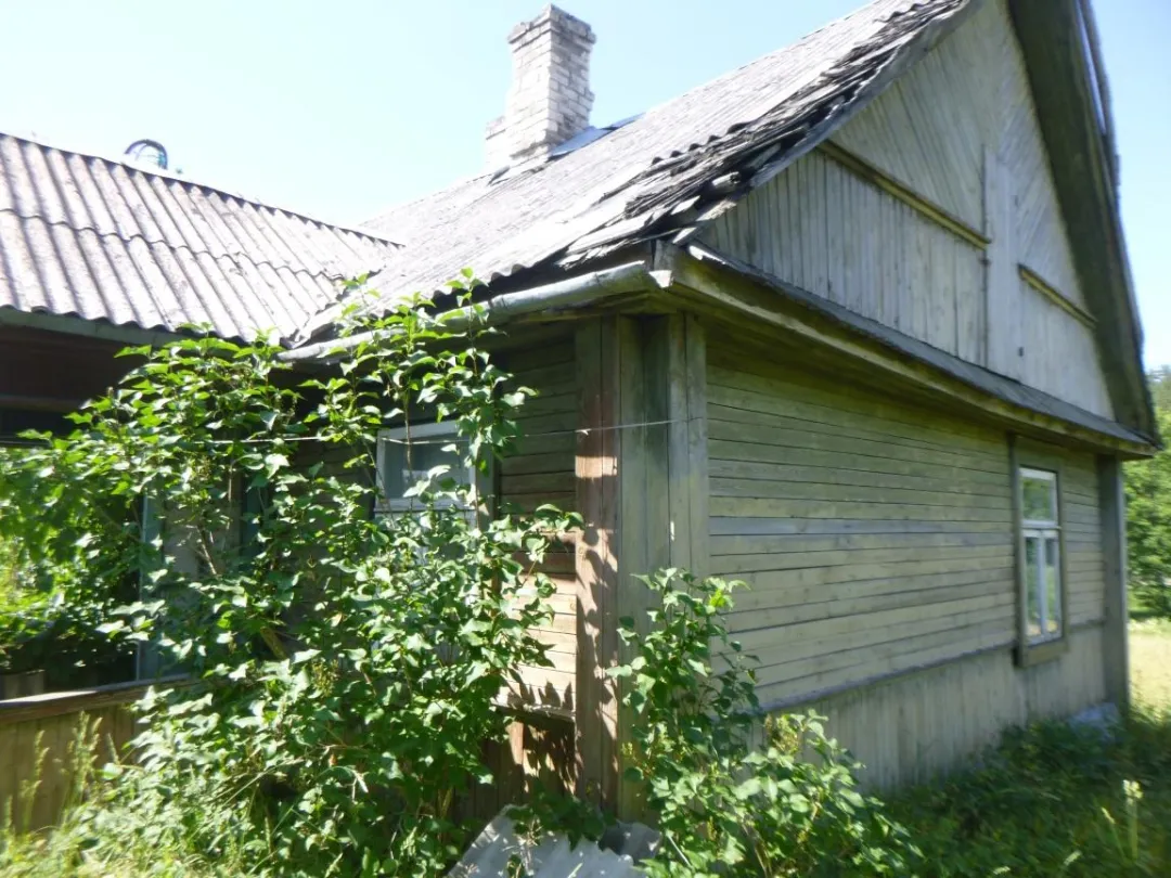Parduodamas žemės sklypas su butu ir ūkiniu pastatu Švenčionėliuose