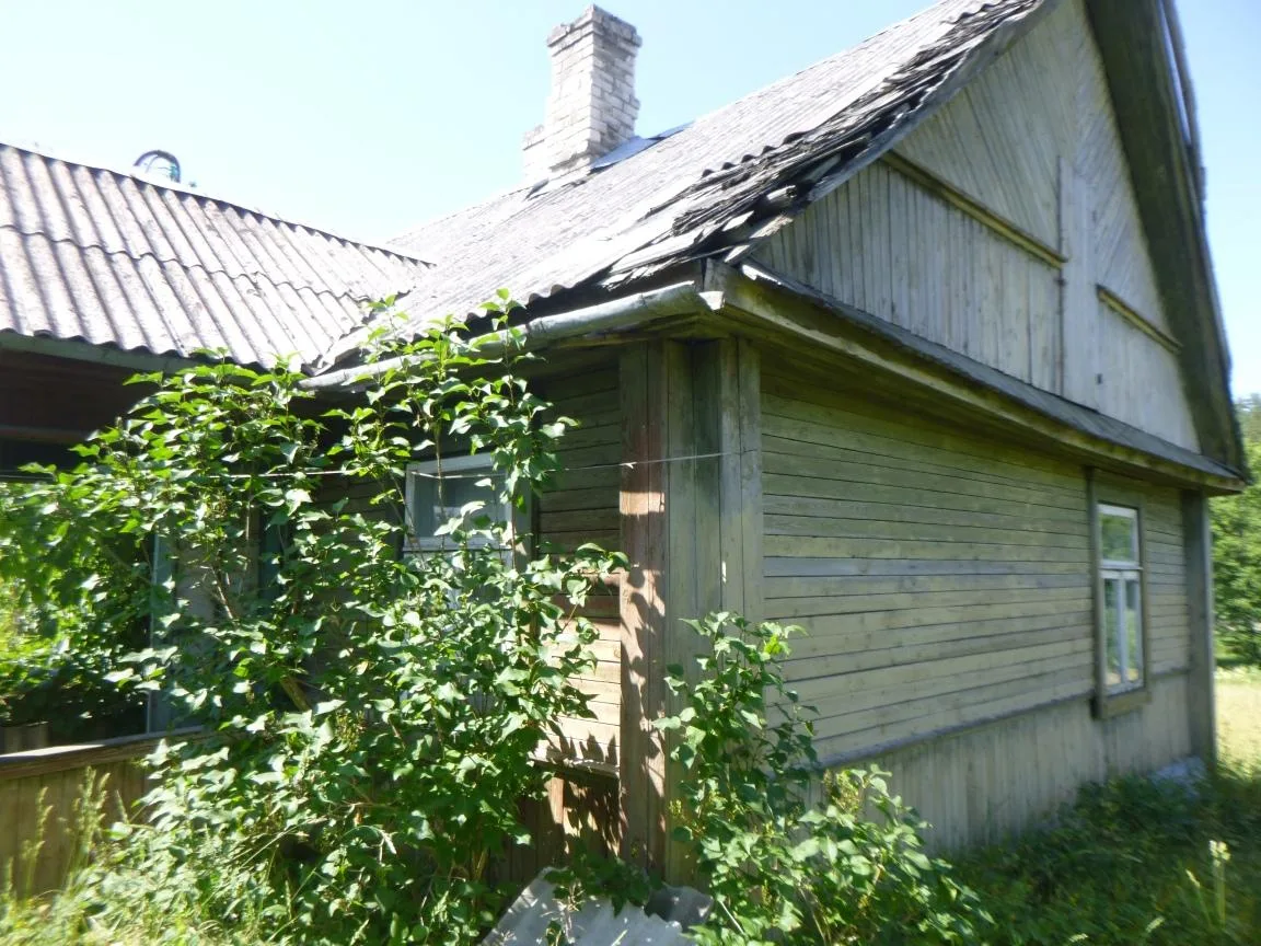 Parduodamas žemės sklypas su butu ir ūkiniu pastatu Švenčionėliuose