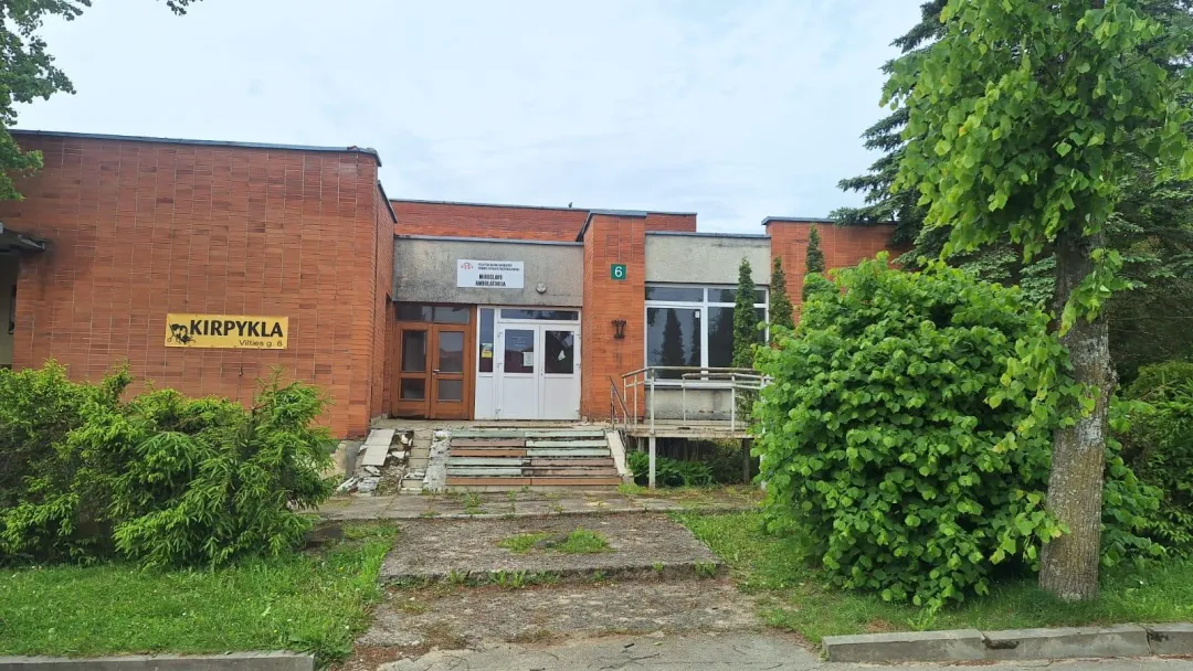 Ambulatorijos pastato, garažo ir žemės sklypo pardavimas Miroslavo k.