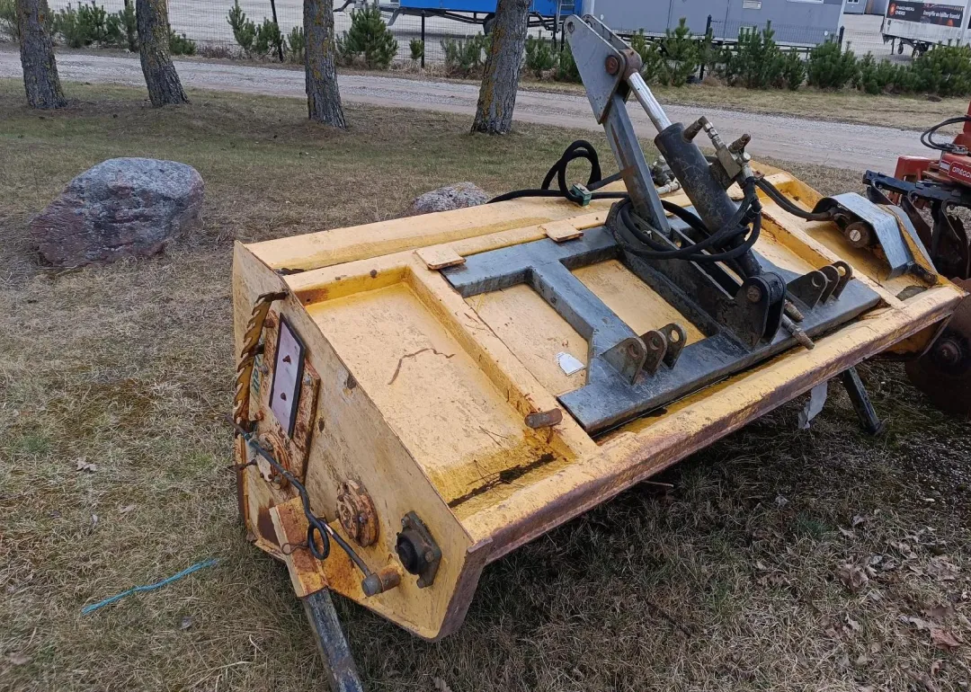 Mulčiuotuvas-barstytuvas SP-1000, netinkamas eksploatacijai