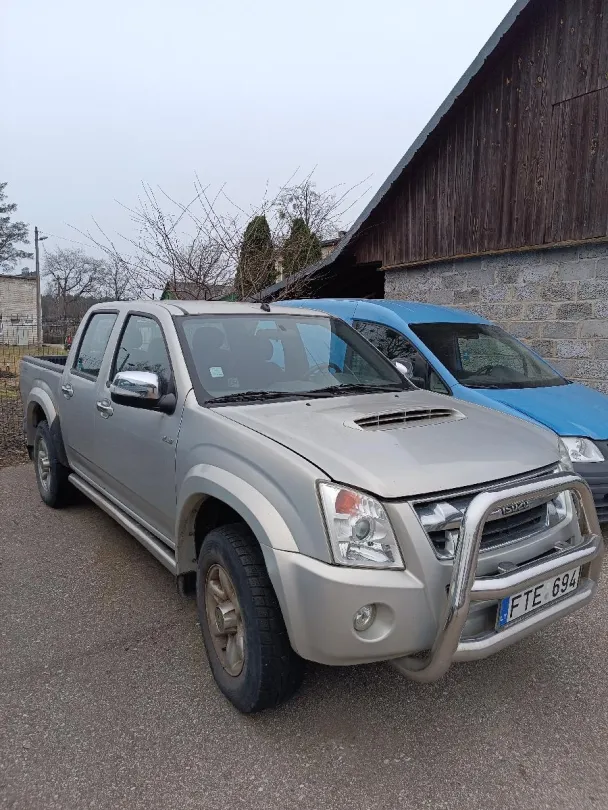Parduodamas lengvasis automobilis ISUZU, 2011 m.