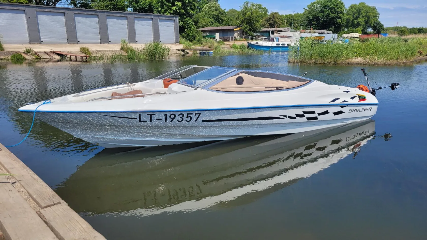 Parduodamas BAYLINER CAPRI BOWRIDER 2050 kateris su transportavimo priekaba