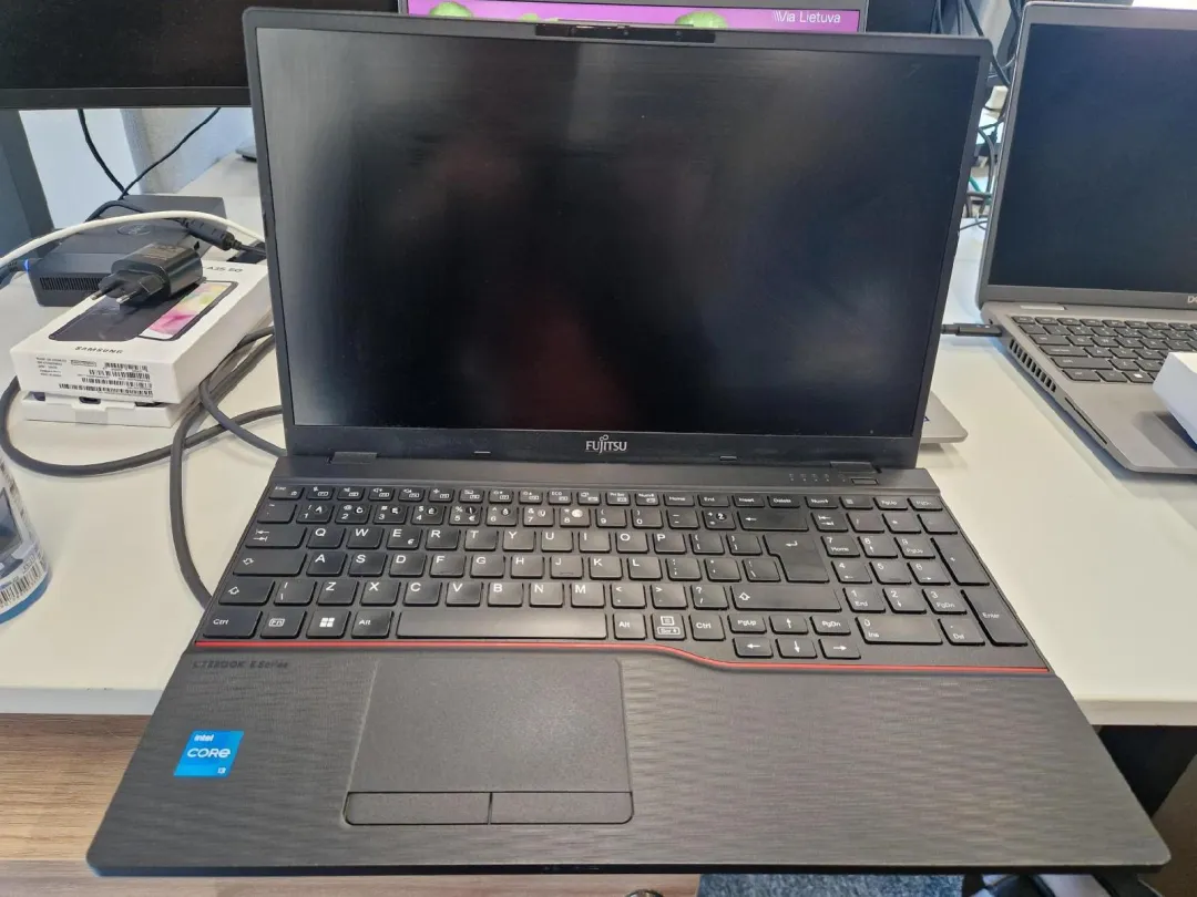 30 naudotų nešiojamųjų kompiuterių Fujitsu Lifebook E5513