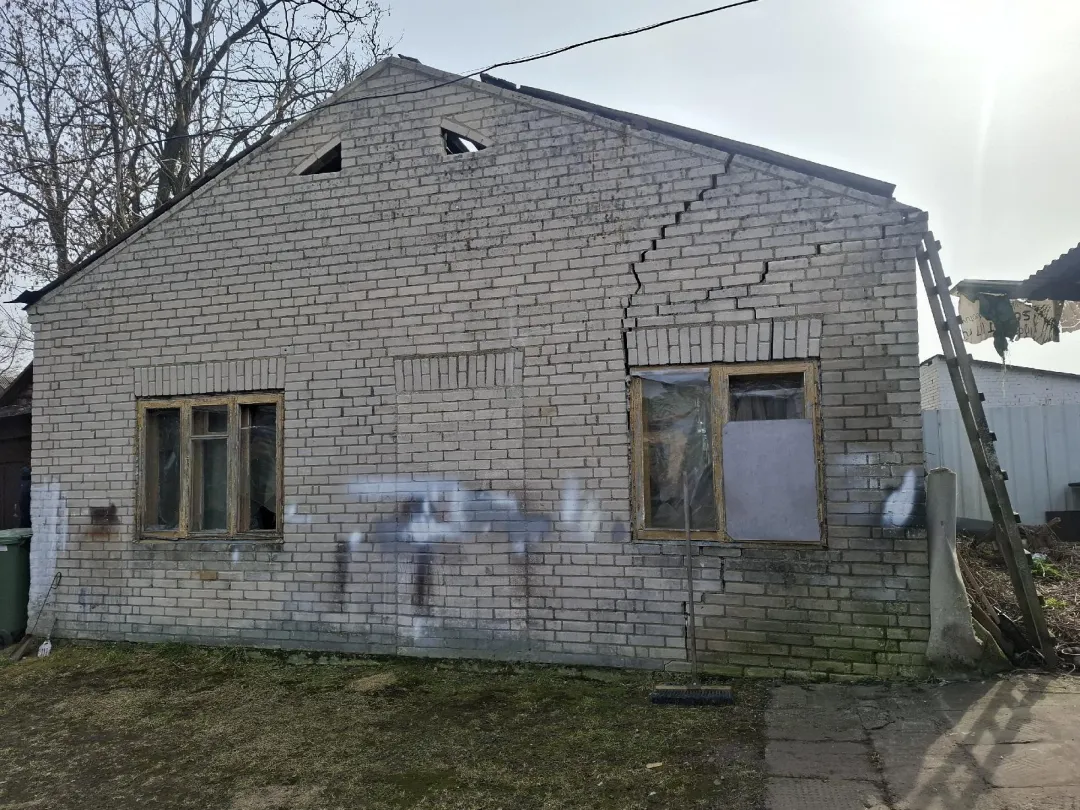 35,67 kv. m gyvenamasis namas su kiemo rūsiu ir žemės sklypo dalimi Kaune, Slavų g.