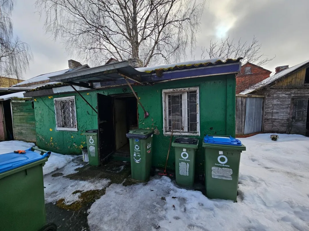 Gyvenamasis namas su žemės sklypo dalimi Kaune, Tilkos g.