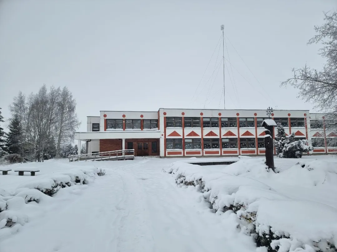 Parduodamas mokyklos pastatų ir 0,9066 ha žemės sklypo kompleksas Salamiesčio mstl.