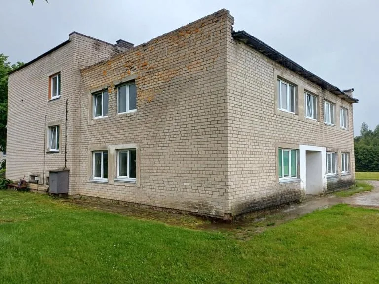 Parduodamas 2 kambarių butas su ūkiniu pastatu, malkine ir žemės dalimi Papievių kaime