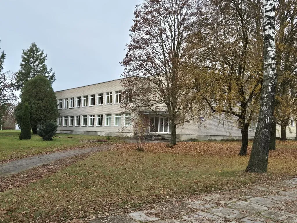 Parduodamas buvusios mokyklos pastatų kompleksas su 2,35 ha žemės sklypu Palonuose