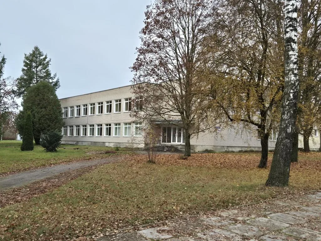 Parduodamas buvusios mokyklos pastatų kompleksas su 2,35 ha žemės sklypu Palonuose