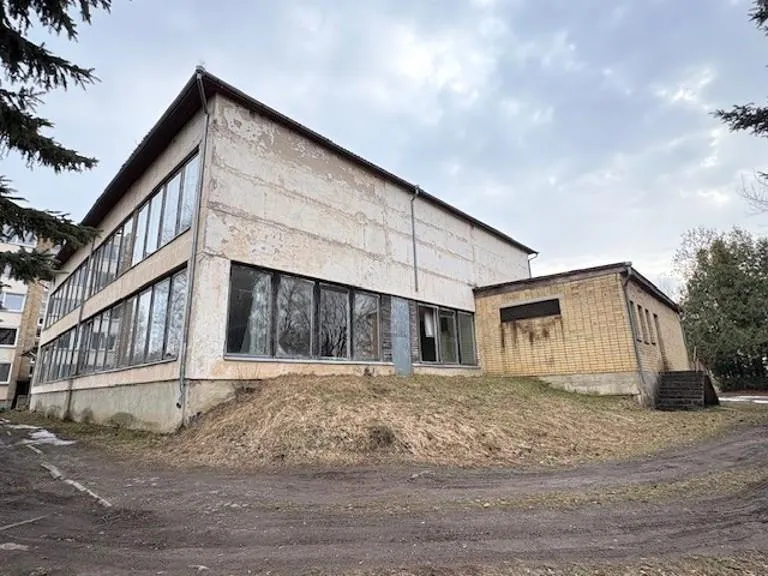 Valgykla su 24,95 a žemės sklypo dalimi Vabalninke
