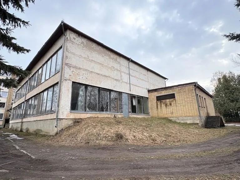 Valgykla su 24,95 a žemės sklypo dalimi Vabalninke