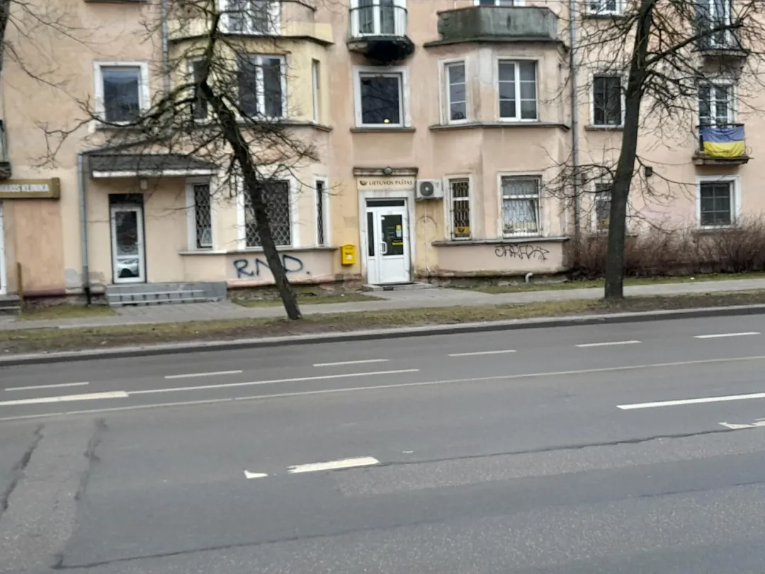 Parduodamos paslaugų paskirties patalpos ir neįrengtos pastogės dalis Kalvarijų g.