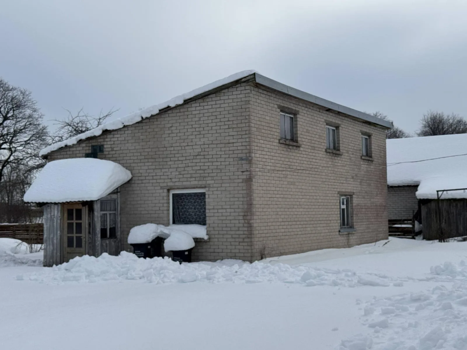 Gyvenamasis namas su pagalbiniais pastatais ir 40,46 a žemės sklypu Gintališkėje