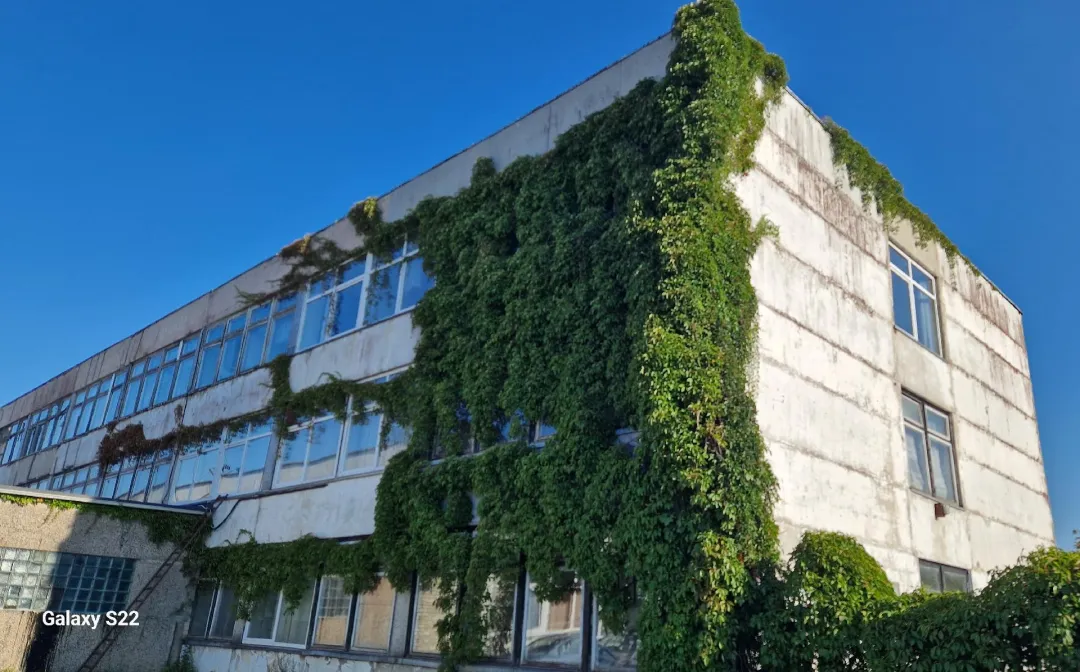 Parduodamas 1 713,15 kv. m administracinis pastatas su 0,2771 ha žemės sklypu Plungėje