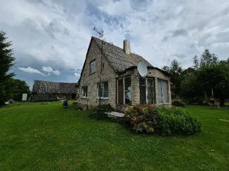 Parduodama 1/2 gyvenamojo namo, ūkinių pastatų ir žemės sklypų dalis Keryvų k.