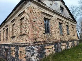 Parduodamas nekilnojamojo turto kompleksas su butu, ūkiniais pastatais ir žemės sklypų dalimis Paliepių k.